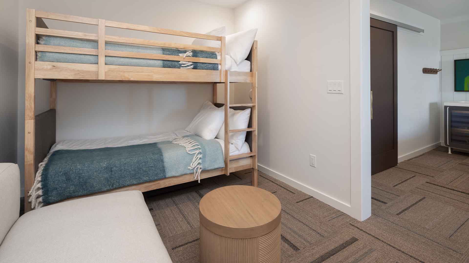 OH_Rooms_Deluxe_King_Bunks_1
